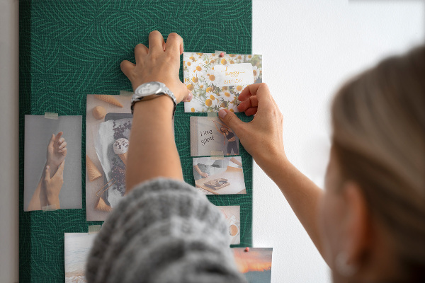 Tableau de liège Fond avec des feuilles sur fond vert foncé