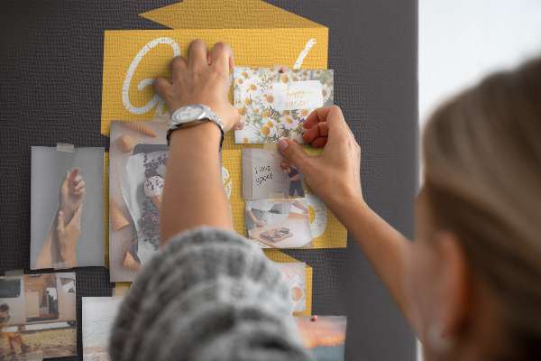 Tableau de liège Des ondes positives sur un fond sombre