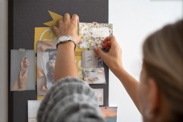 Tableau de liège Des ondes positives sur un fond sombre