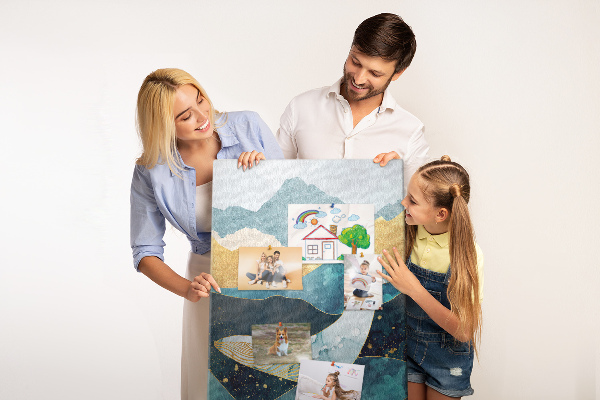 Tableau en liège déco Une baleine au milieu des vagues montagneuses de l'océan