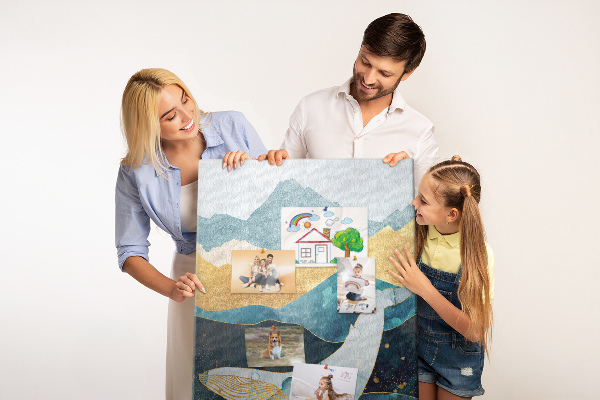 Tableau en liège déco Une baleine au milieu des vagues montagneuses de l'océan