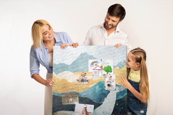 Tableau en liège déco Une baleine au milieu des vagues montagneuses de l'océan
