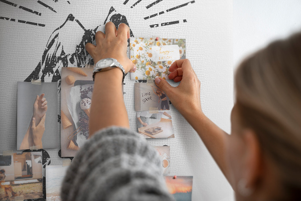 Tableau en liège fantaisie Montagnes avec des rayons de soleil en arrière-plan