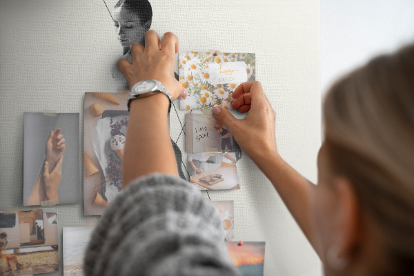Tableau en liège déco Danser dans un réseau de fils invisibles
