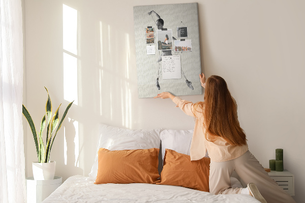 Tableau en liège déco Danser dans un réseau de fils invisibles