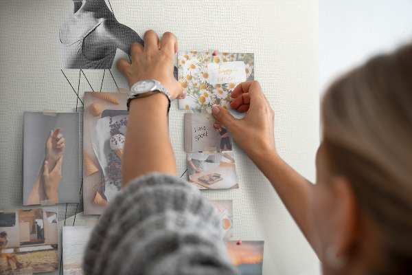 Tableau en liège déco Danser dans un réseau de fils invisibles