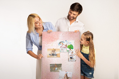 Tableau de liège Un fond rose délicat avec des accents dorés