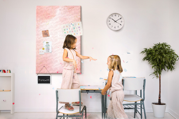 Tableau de liège Un fond rose délicat avec des accents dorés