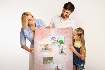 Tableau de liège Un fond rose délicat avec des accents dorés