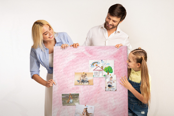 Tableau en liège déco Délicates plumes roses en arrière-plan