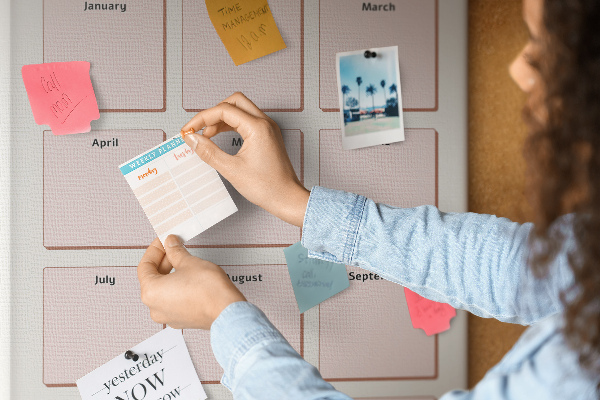 Tableau en liège déco Calendrier d'anniversaires avec espace pour les notes