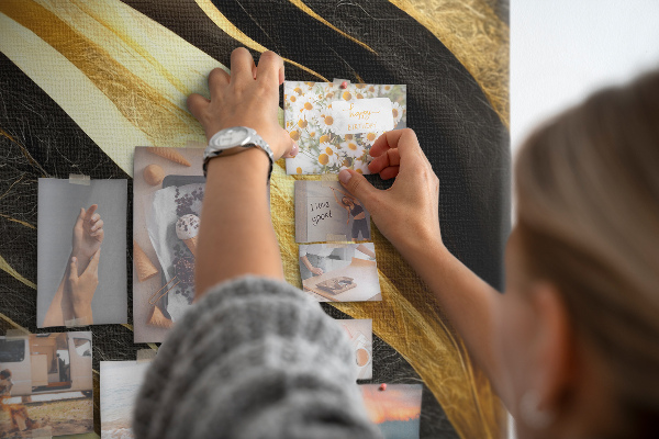 Tableau en liège fantaisie texture de tissu à vagues dorées et noires
