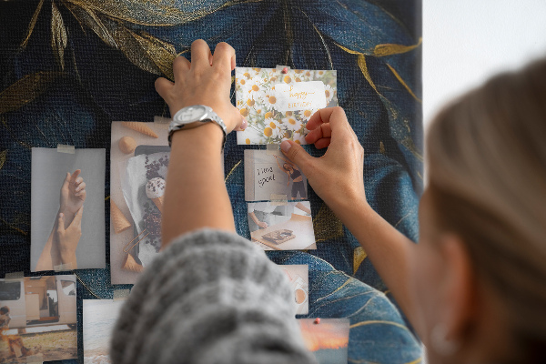 Tableau en liège déco Feuilles dorées sur fond sombre