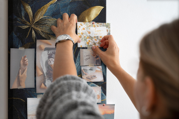 Tableau en liège déco Feuilles dorées sur fond sombre