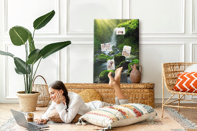Tableau en liège déco Vallée verdoyante avec une cascade et un ruisseau