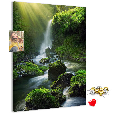 Tableau en liège déco Vallée verdoyante avec une cascade et un ruisseau