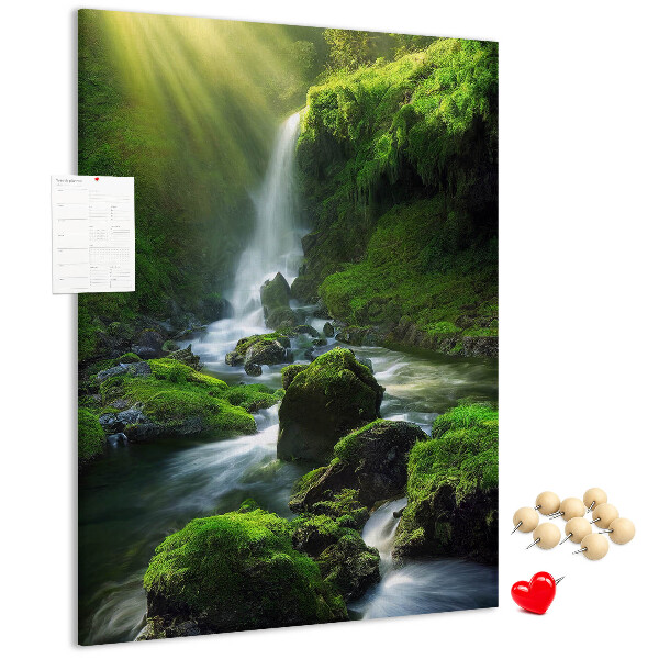 Tableau en liège déco Vallée verdoyante avec une cascade et un ruisseau