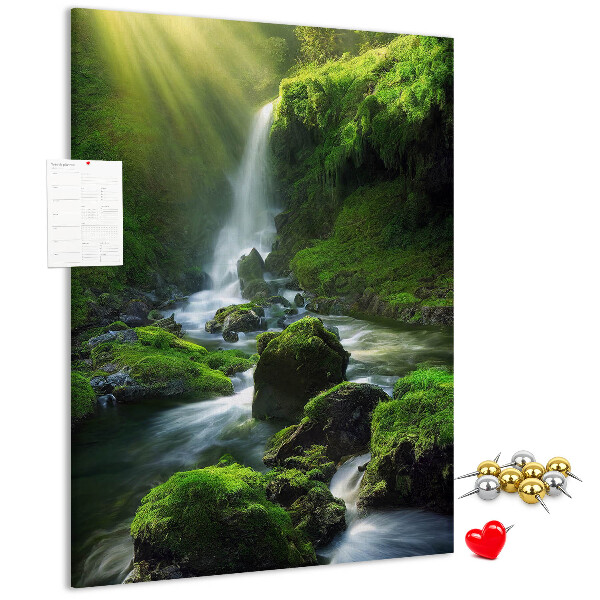 Tableau en liège déco Vallée verdoyante avec une cascade et un ruisseau