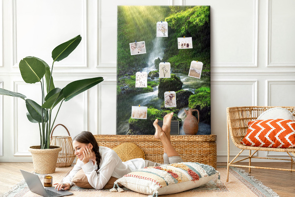 Tableau en liège déco Vallée verdoyante avec une cascade et un ruisseau