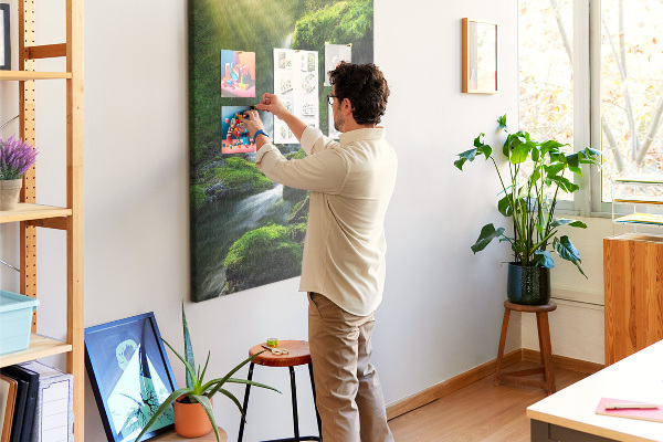 Tableau en liège déco Vallée verdoyante avec une cascade et un ruisseau