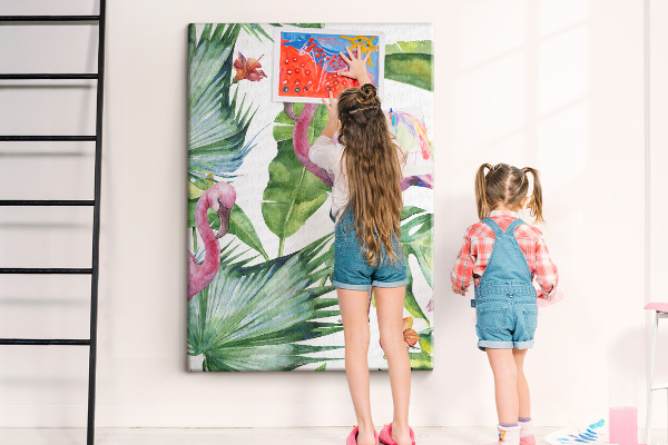 Tableau en liège déco Des flamants roses joyeux dans un cadre tropical