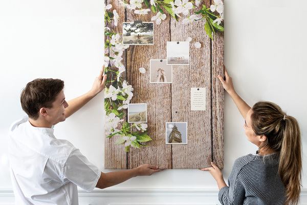Tableau de liège Fleurs sur fond de planches de bois
