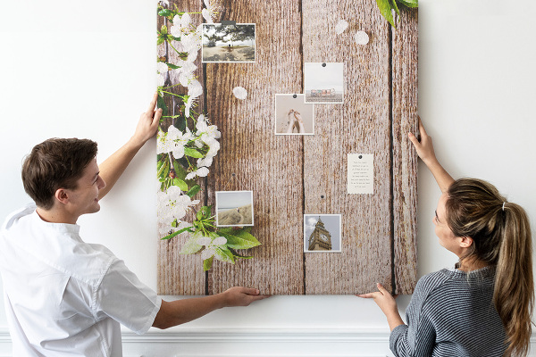 Tableau de liège Fleurs sur fond de planches de bois