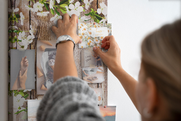 Tableau de liège Fleurs sur fond de planches de bois