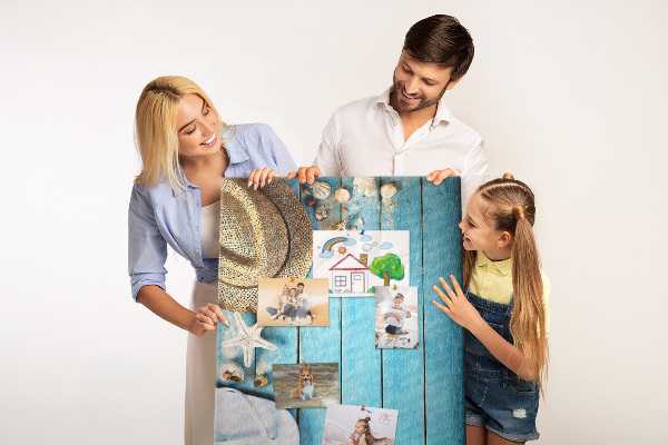 Tableau en liège déco Accessoires d'été sur fond de bois bleu