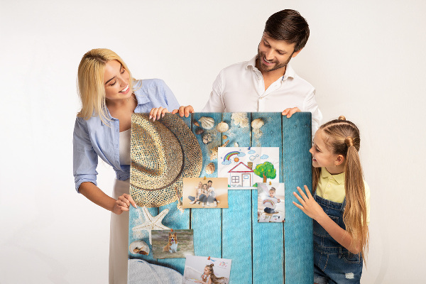 Tableau en liège déco Accessoires d'été sur fond de bois bleu