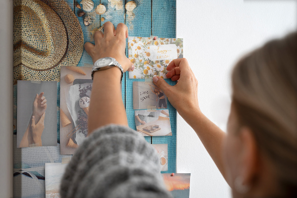 Tableau en liège déco Accessoires d'été sur fond de bois bleu