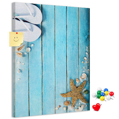 Tableau de liège Tongs de plage sur une planche bleue