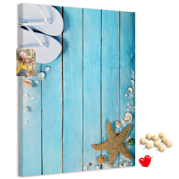 Tableau de liège Tongs de plage sur une planche bleue