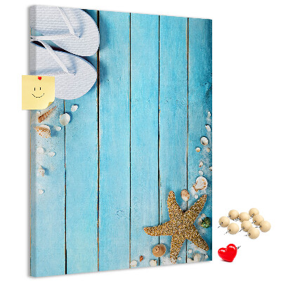 Tableau de liège Tongs de plage sur une planche bleue