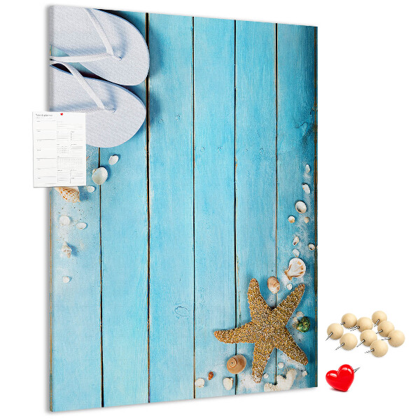 Tableau de liège Tongs de plage sur une planche bleue