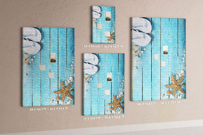 Tableau de liège Tongs de plage sur une planche bleue