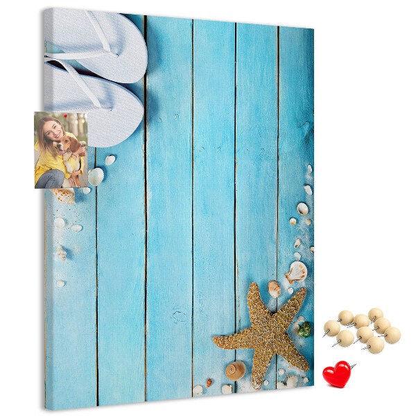 Tableau de liège Tongs de plage sur une planche bleue