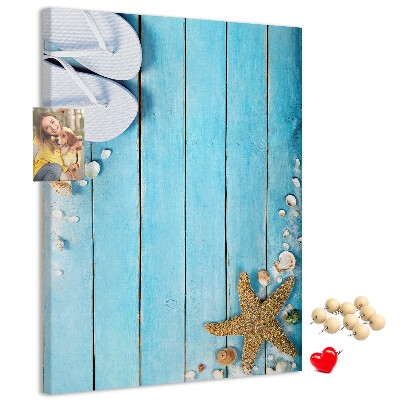 Tableau de liège Tongs de plage sur une planche bleue