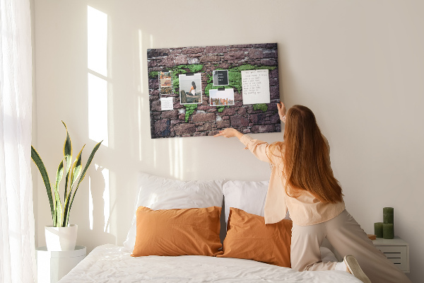 Tableau en liège Carte du monde verte sur un mur de pierre