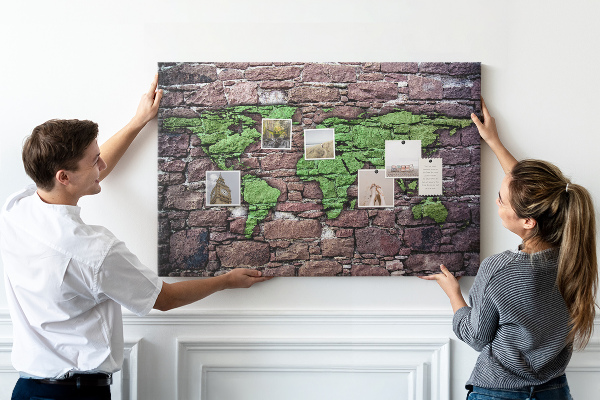 Tableau en liège Carte du monde verte sur un mur de pierre