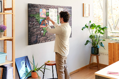 Tableau en liège Carte du monde verte sur un mur de pierre
