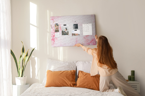 Tableau de liège Délicates fleurs roses sur fond clair