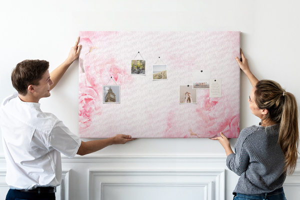 Tableau de liège Délicates fleurs roses sur fond clair