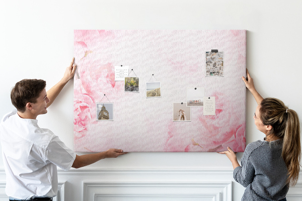 Tableau de liège Délicates fleurs roses sur fond clair