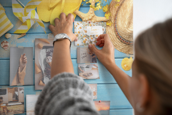 Tableau en liège L'été à la plage avec des accessoires colorés
