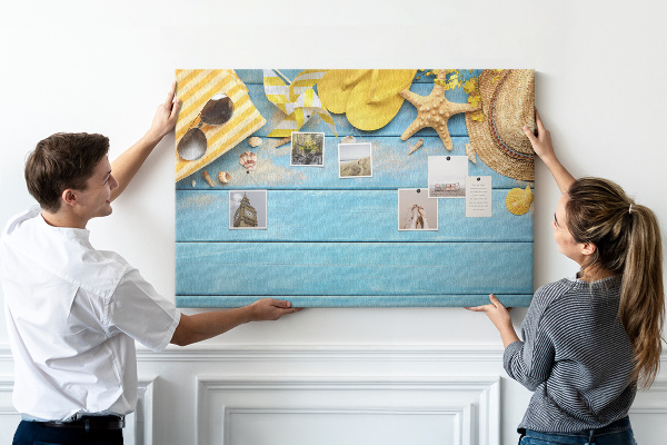 Tableau en liège L'été à la plage avec des accessoires colorés