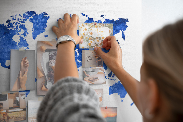 Tableau en liège carte du monde à l'aquarelle bleue