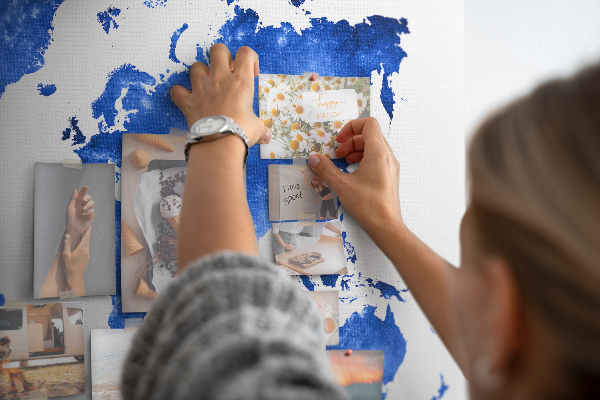 Tableau en liège carte du monde à l'aquarelle bleue