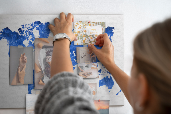 Tableau en liège carte du monde à l'aquarelle bleue