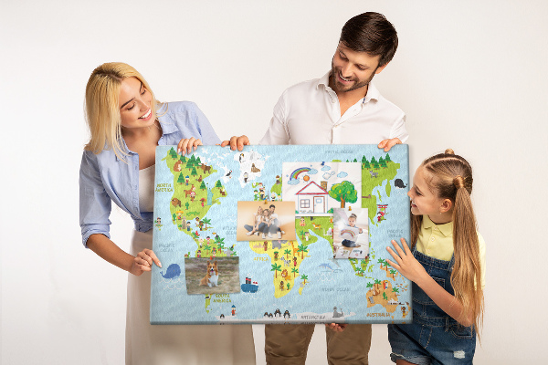 Tableau en liège Carte du monde colorée avec des figures d'animaux.